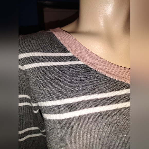 Hippie Rose V-neck Sweater- junior medium - Picture 8 of 9